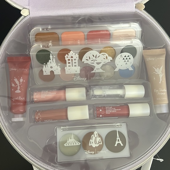 Exclusive Disney Beauty Box Epcot - Picture 5 of 9